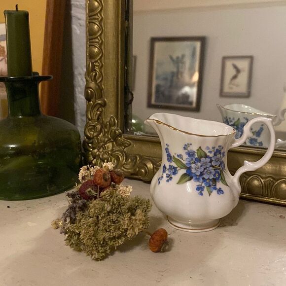 🎀 VINTAGE 🎀 China Creamer Blue Floral Gold Trim - Picture 1 of 7